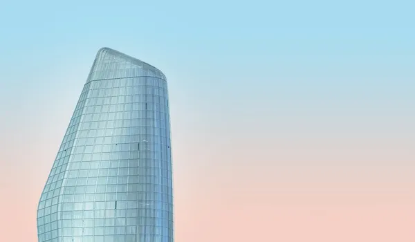 un agent d'entretien en tenue nettoie un hall lumineux, produits d'hygiène visibles